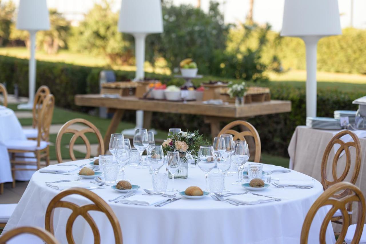 Las Arenas Balneario Resort Walencja Zewnętrze zdjęcie A table set for a wine tasting